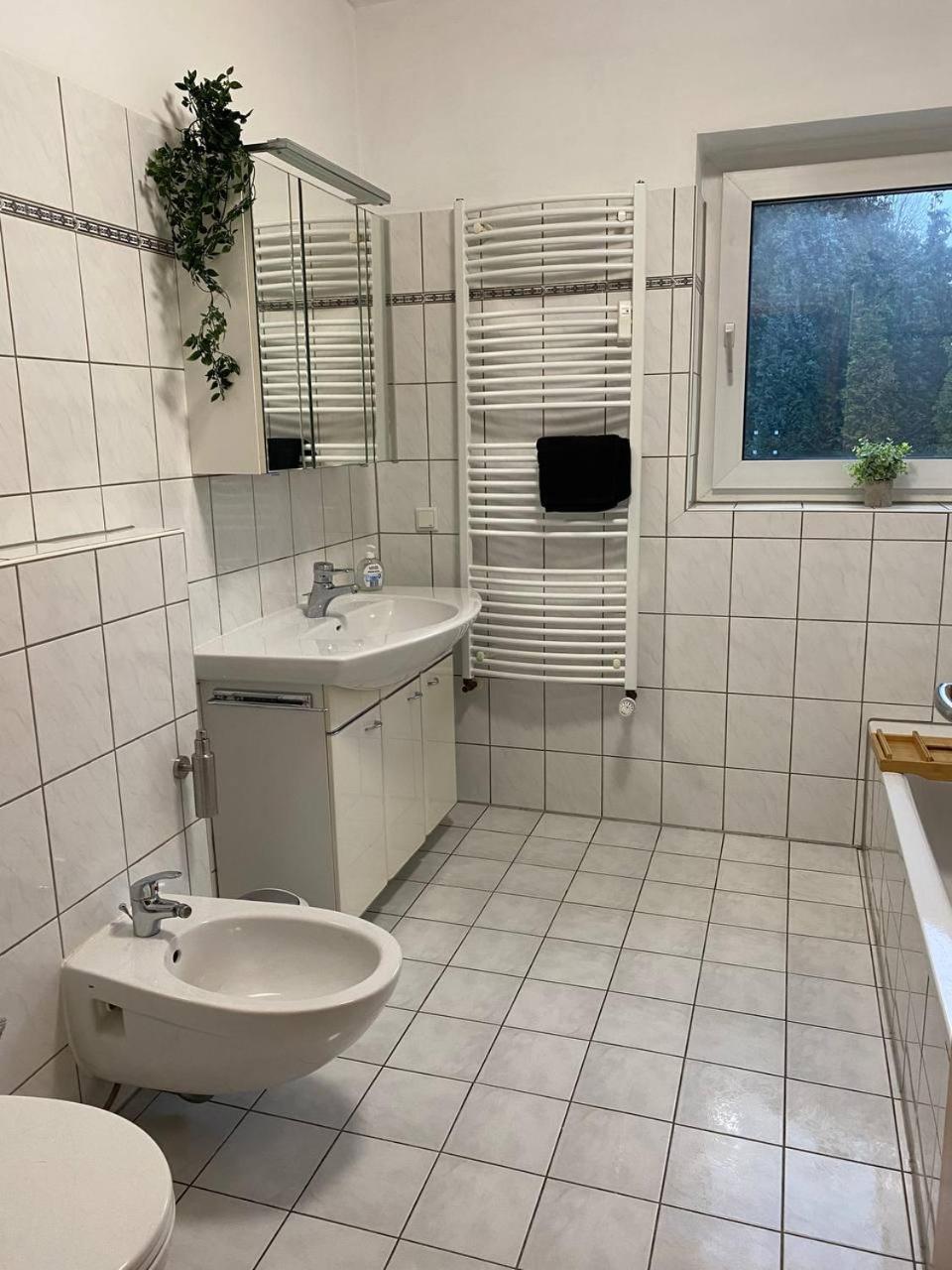 Haus Mit Garten - Kingbett - Wifi - Parkplatz Essen Luaran gambar